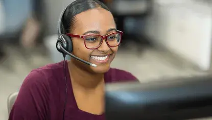 A 211 helpline specialist smiles.